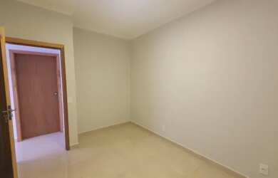 Imagem: A casa possui 2 Dormitórios, 2 Banheiros, 2 Vagas na garagem