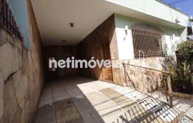 Imagem: A casa possui 4 Dormitórios, 3 Banheiros, 2 Vagas na garagem