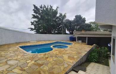 Imagem: A casa possui 4 Dormitórios, 5 Banheiros, 5 Vagas na garagem