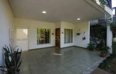 Imagem: A casa possui 3 Dormitórios, 2 Banheiros, 3 Vagas na garagem