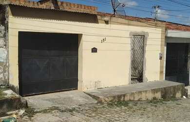 Imagem: A casa possui 3 Dormitórios, 2 Banheiros, 1 Vaga na garagem