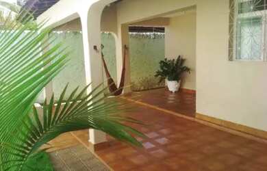 Imagem: A casa possui 2 Dormitórios, 2 Banheiros, 3 Vagas na garagem