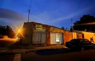 Imagem: A casa possui 1 Dormitório, 1 Banheiro, 2 Vagas na garagem