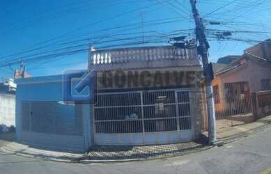 Imagem: A casa possui 4 Dormitórios, 1 Banheiro, 3 Vagas na garagem