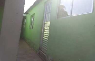Imagem: A casa possui 2 Dormitórios, 1 Banheiro, 1 Vaga na garagem