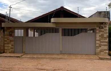 Imagem: A casa possui 3 Dormitórios, 2 Banheiros, 2 Vagas na garagem