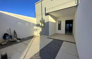 Imagem: A casa possui 3 Dormitórios, 2 Banheiros, 1 Vaga na garagem