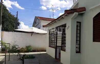 Imagem: A casa possui 3 Dormitórios, 1 Banheiro, 4 Vagas na garagem