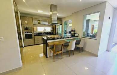 Imagem: A casa em condomínio e possui 3 Dormitórios, Suítes, 5 Banheiros