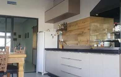 Imagem: A casa possui 2 Dormitórios, 2 Banheiros e 140m² de Área