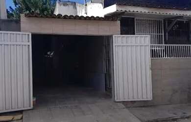 Imagem: A casa possui 3 Dormitórios, 2 Banheiros, 1 Vaga na garagem