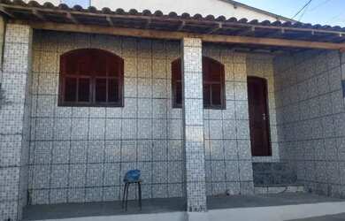 Imagem: A casa possui 2 Dormitórios, 1 Banheiro, 1 Vaga na garagem