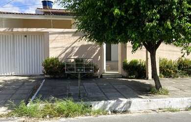 Imagem: A casa possui 5 Dormitórios, 4 Banheiros, 4 Vagas na garagem