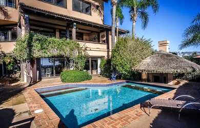 Imagem: A casa em condomínio possui 5 Dormitórios, 5 Banheiros, 4