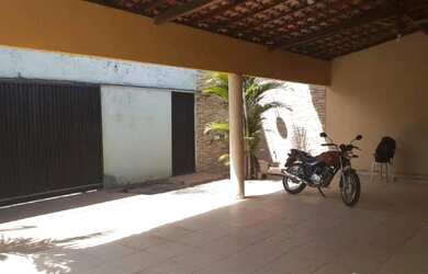 Imagem: A casa possui 3 Dormitórios, 1 Banheiro e está localizado