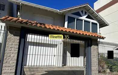 Imagem: A casa possui 3 Dormitórios, 3 Banheiros, 5 Vagas na garagem