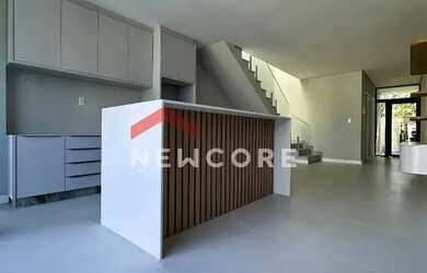 Imagem: A casa possui 3 Dormitórios, 3 Banheiros, 2 Vagas na garagem