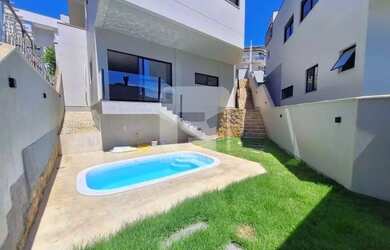 Imagem: A casa possui 3 Dormitórios, 5 Banheiros, 4 Vagas na garagem