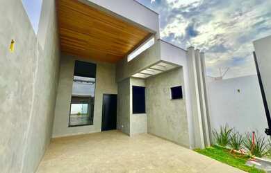 Imagem: A casa possui 3 Dormitórios, 2 Banheiros, 2 Vagas na garagem