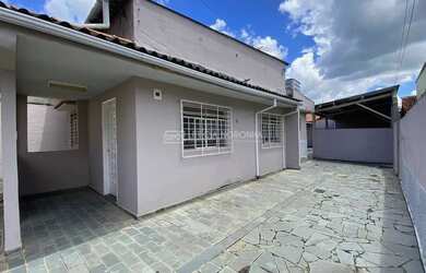 Imagem: A casa possui 3 Dormitórios, 1 Banheiro e 200m² de Área e