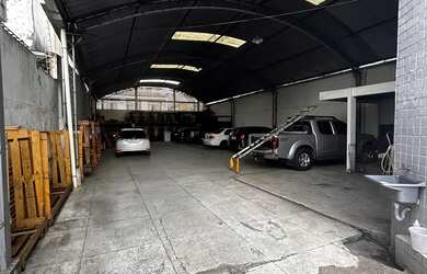 Imagem: O depósito possui 2 Vagas na garagem, 300m² de Área e está