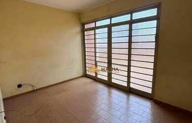 Imagem: O depósito possui 5 Vagas na garagem e 209m² de Área e está