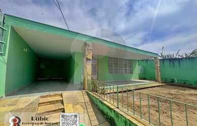 Imagem: A casa possui 3 Dormitórios, 3 Banheiros, 3 Vagas na garagem