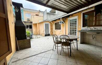 Imagem: A casa possui 3 Dormitórios, 2 Banheiros, 1 Vaga na garagem