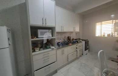 Imagem: A casa possui 3 Dormitórios, 3 Banheiros, 2 Vagas na garagem