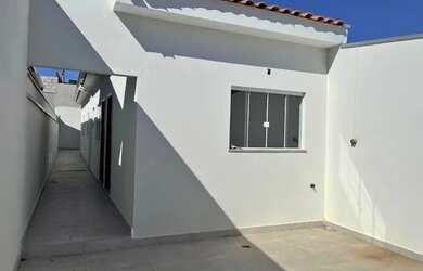 Imagem: A casa possui 3 Dormitórios, 2 Banheiros, 2 Vagas na garagem