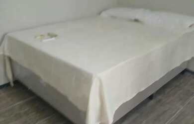 Imagem: O quarto possui 3 Dormitórios, Acomodam 3 pessoas e está