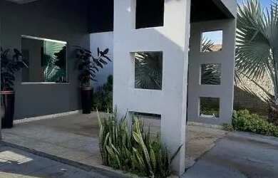 Imagem: A casa possui 3 Dormitórios, 2 Banheiros, 2 Vagas na garagem