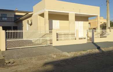 Imagem: A casa possui 4 Dormitórios, 3 Banheiros, 3 Vagas na garagem