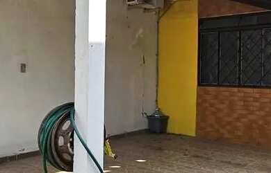 Imagem: A casa possui 3 Dormitórios, 1 Banheiro, 1 Vaga na garagem