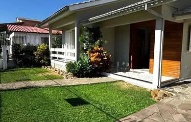 Imagem: A casa possui 3 Dormitórios, 2 Banheiros, 2 Vagas na garagem