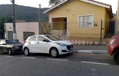 Imagem: A casa possui 2 Dormitórios, 2 Banheiros, 4 Vagas na garagem
