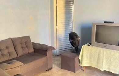 Imagem: A casa possui 2 Dormitórios, 1 Banheiro, 1 Vaga na garagem