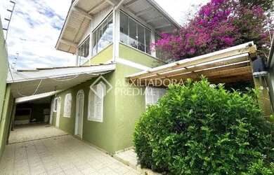 Imagem: A casa possui 5 Dormitórios, 5 Banheiros, 3 Vagas na garagem