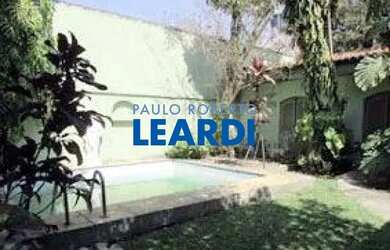 Imagem: A casa possui 4 Dormitórios, 5 Banheiros, 4 Vagas na garagem