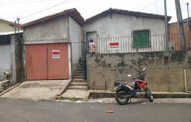 Imagem: A casa possui 3 Dormitórios, 1 Banheiro, 1 Vaga na garagem