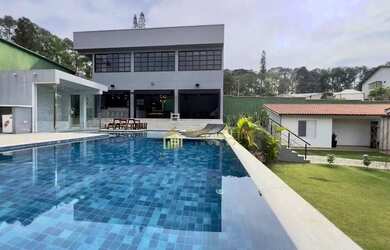 Imagem: A casa em condomínio possui 5 Dormitórios, 5 Banheiros, 5