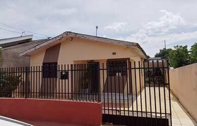 Imagem: A casa possui 2 Dormitórios, 1 Banheiro, 1 Vaga na garagem