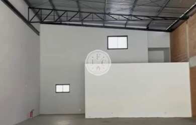 Imagem: O depósito possui 3 Vagas na garagem, 290m² de Área e Imóvel