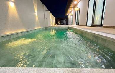 Imagem: A casa possui 5 Dormitórios, Acomodam 10 pessoas, 3 Vagas na