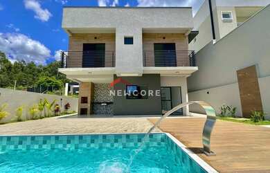 Imagem: A casa em condomínio possui 3 Dormitórios, 4 Banheiros, 3