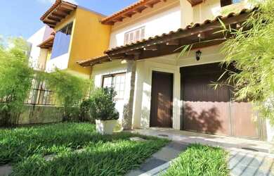 Imagem: A casa possui 3 Dormitórios, 5 Banheiros, 2 Vagas na garagem