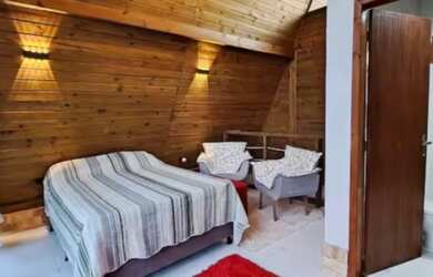 Imagem: A casa possui 1 Dormitório, Acomodam 2 pessoas, 1 Vaga na garagem