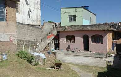 Imagem: A casa possui 3 Dormitórios, 1 Banheiro, 2 Vagas na garagem
