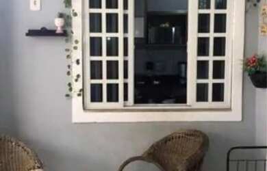 Imagem: A casa possui 2 Dormitórios, 2 Banheiros, 2 Vagas na garagem