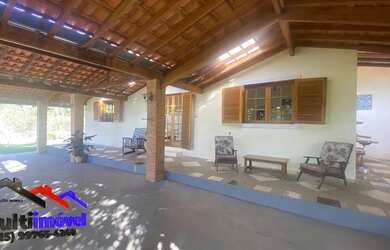 Imagem: A casa possui 4 Dormitórios, 3 Banheiros, 5 Vagas na garagem